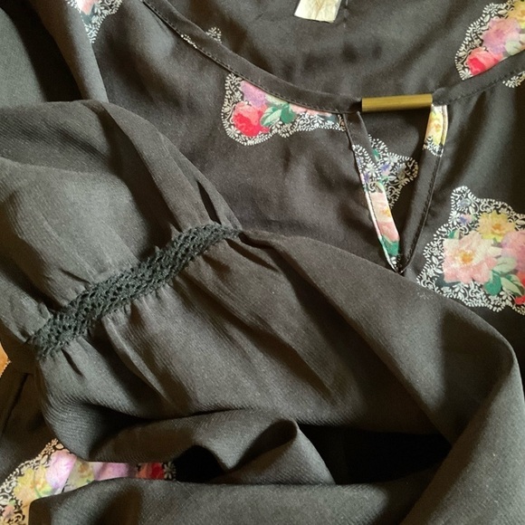 Yumi sz 10 black with floral clinched waist dress with sheer sleeves lightweight - Picture 6 of 6